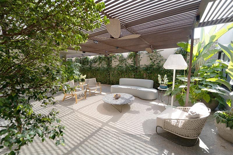 Área externa arborizada do espaço de atendimento no Jardim América, São Paulo
