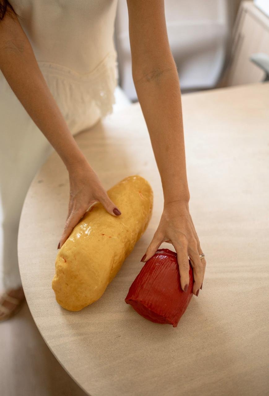 Detalhe das mãos de Mariana Regadas com materiais utilizados na avaliação nutricional